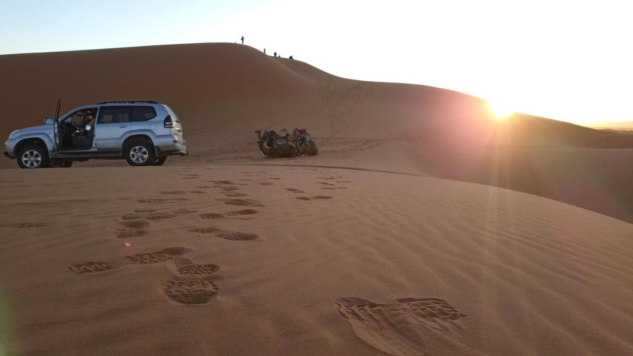ホテル Sahara Tours Luxury Camp メルズーガ エクステリア 写真