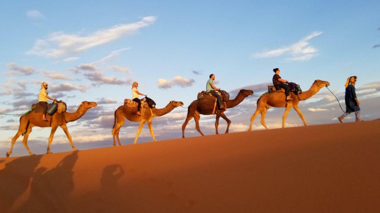 ホテル Sahara Tours Luxury Camp メルズーガ エクステリア 写真